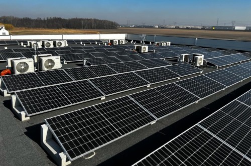 Realização de instalação fotovoltaica com sistema de lastro em telhado plano