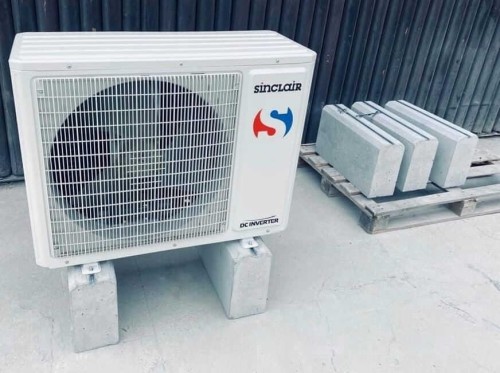 Unidade exterior de bomba de calor montada sobre bases de lastro