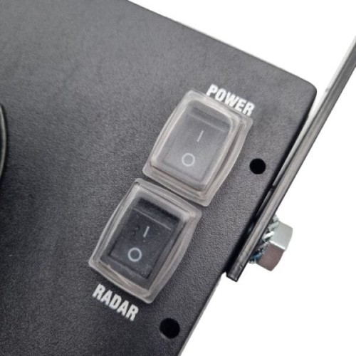 POWER- und RADAR-Schalter am Bedienfeld