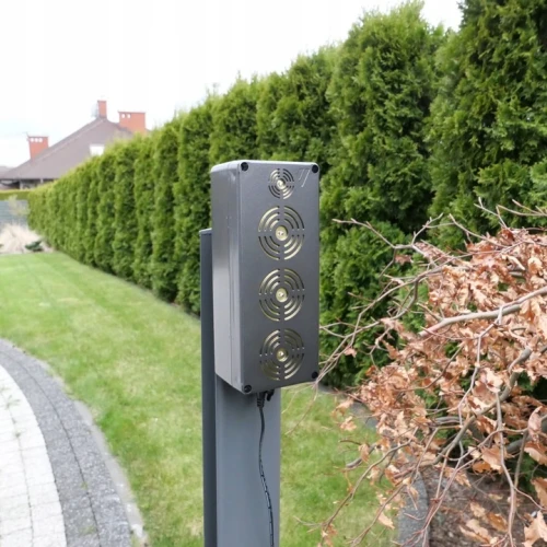 VIANO KING-LED Abwehrgerät montiert an einem Gartenpfosten