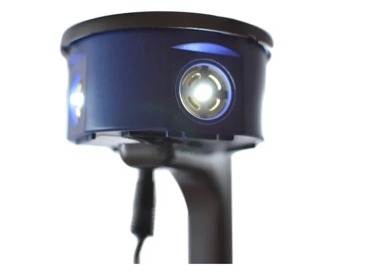 QUATTRO-LED Vertreiber auf Halterung mit eingeschalteten LED-Dioden