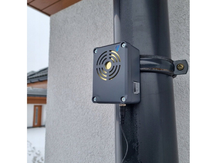 Abwehrgerät montiert an einer Metalldachrinne