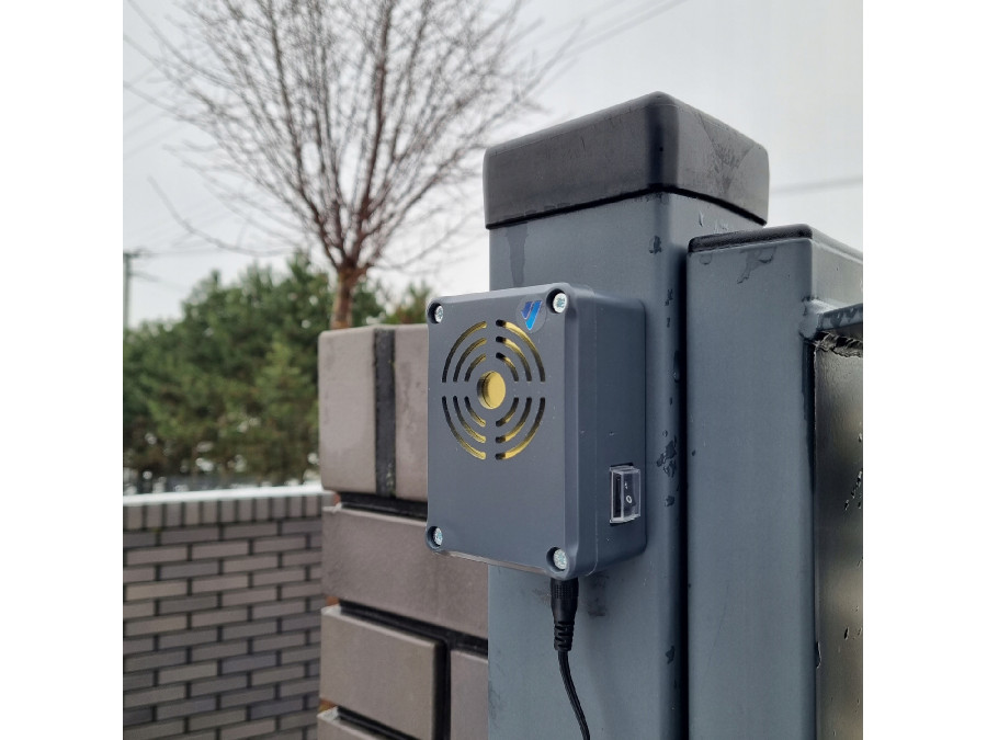 Montage des Abwehrgeräts an einem Metall-Torpfosten