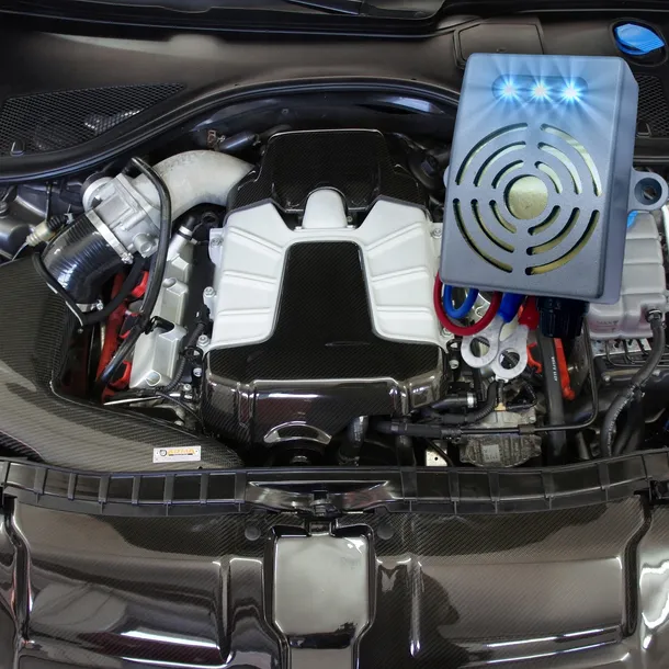 Marderschreck VIANO ICE-LED im Motorraum montiert mit eingeschalteten LEDs