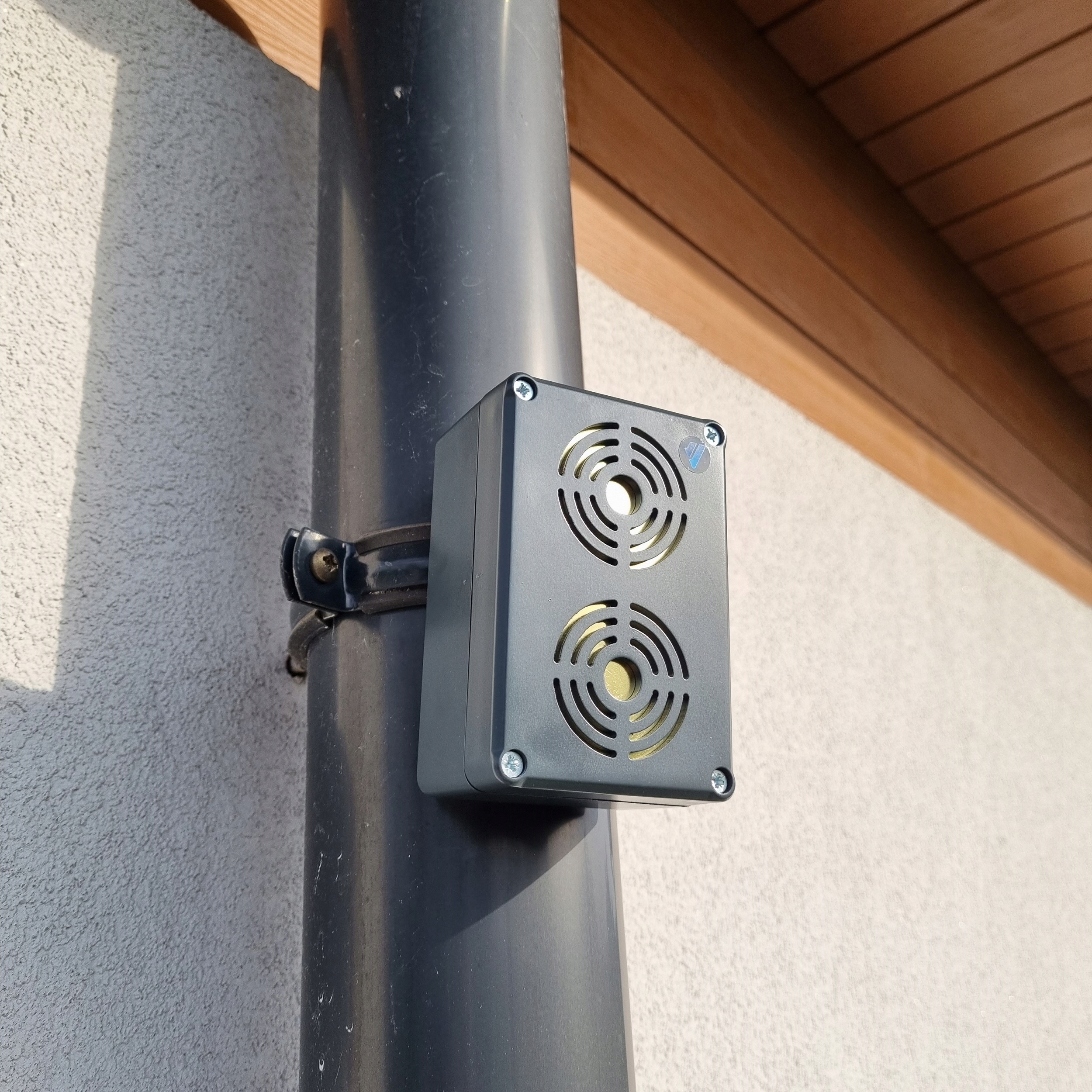 Montage des VIANO-Marderabwehr an einer Dachrinne beim Dachboden