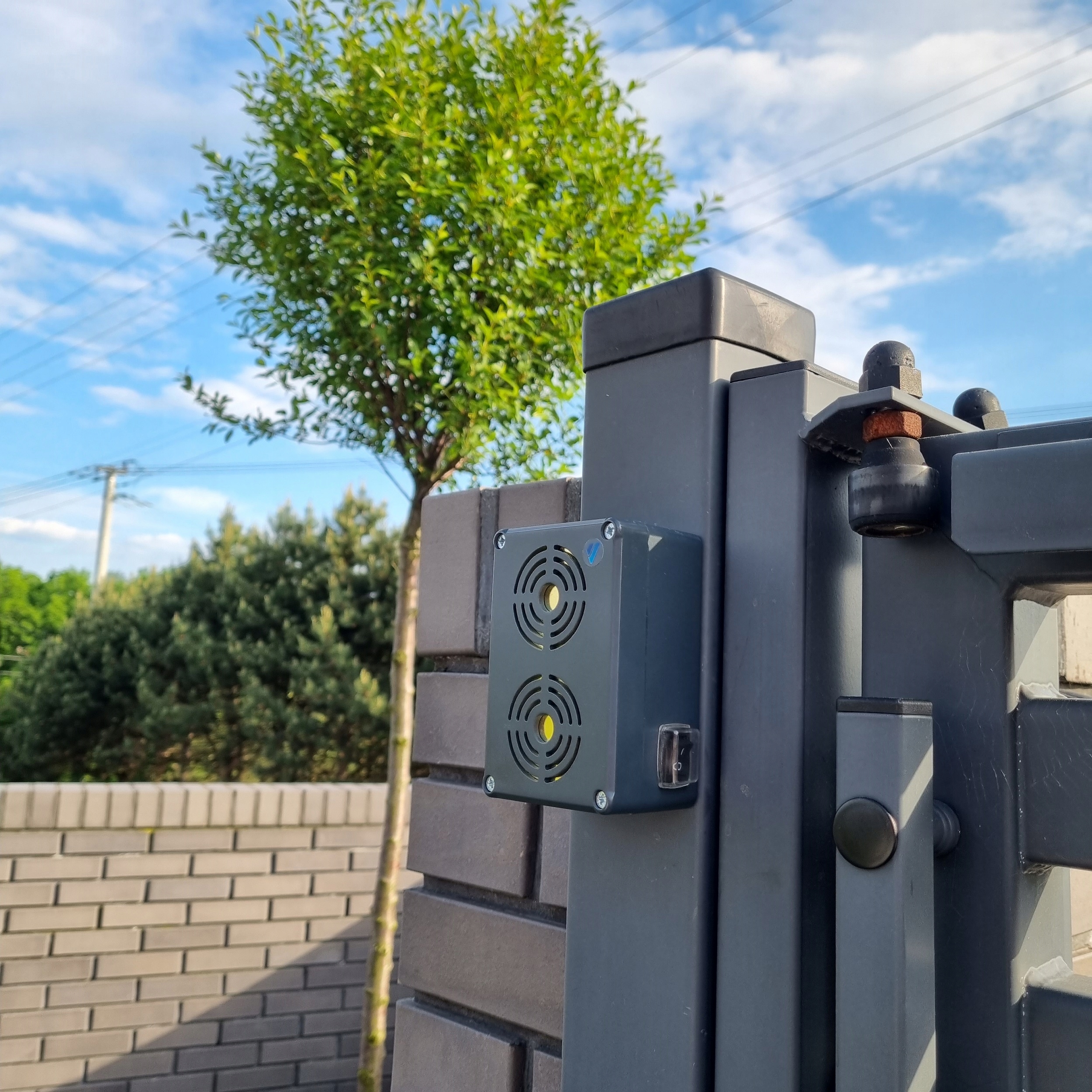 Montage des VIANO-Marderabwehr an einem Metallzaunpfosten