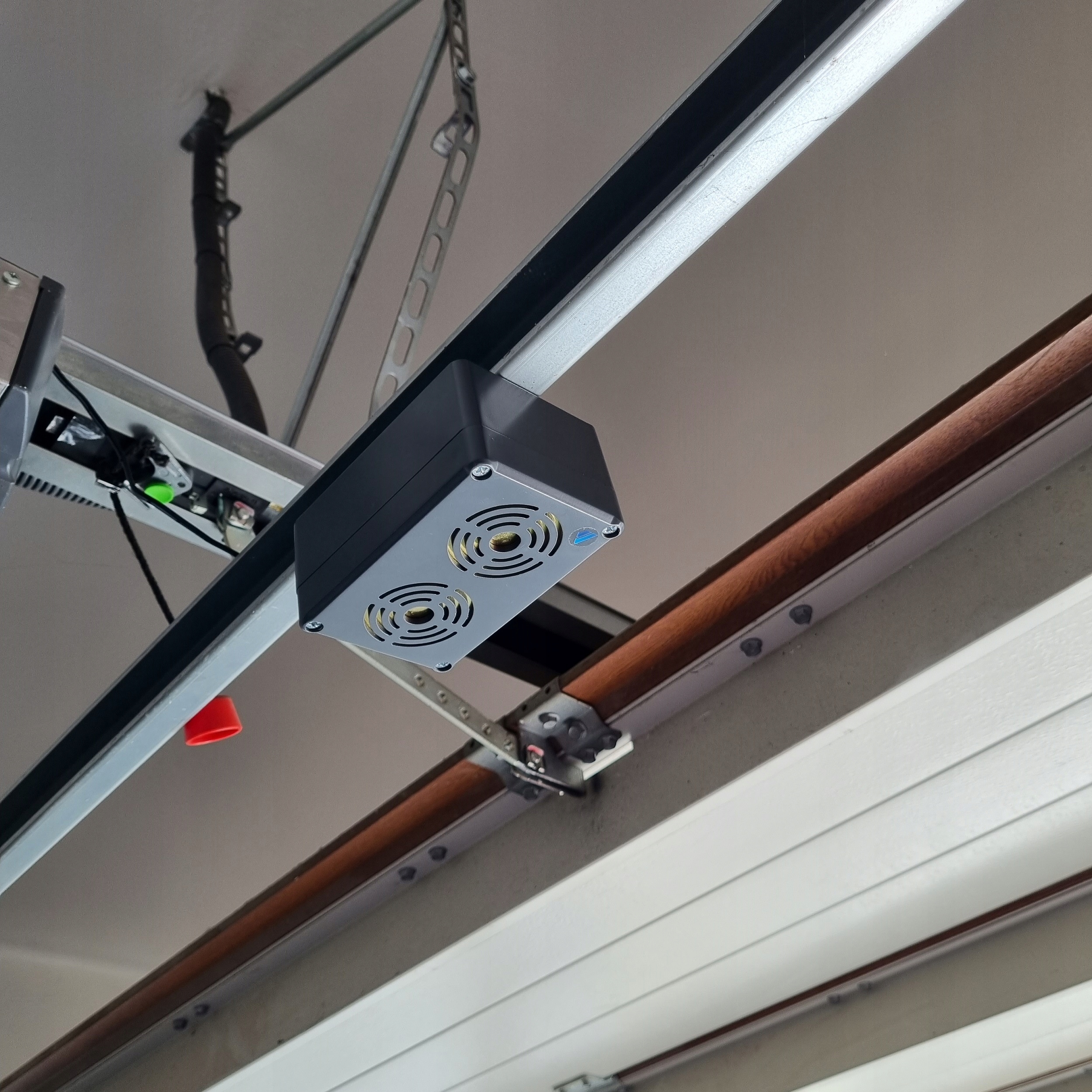 Montage des VIANO-Marderabwehr in der Garage am Sektionaltor