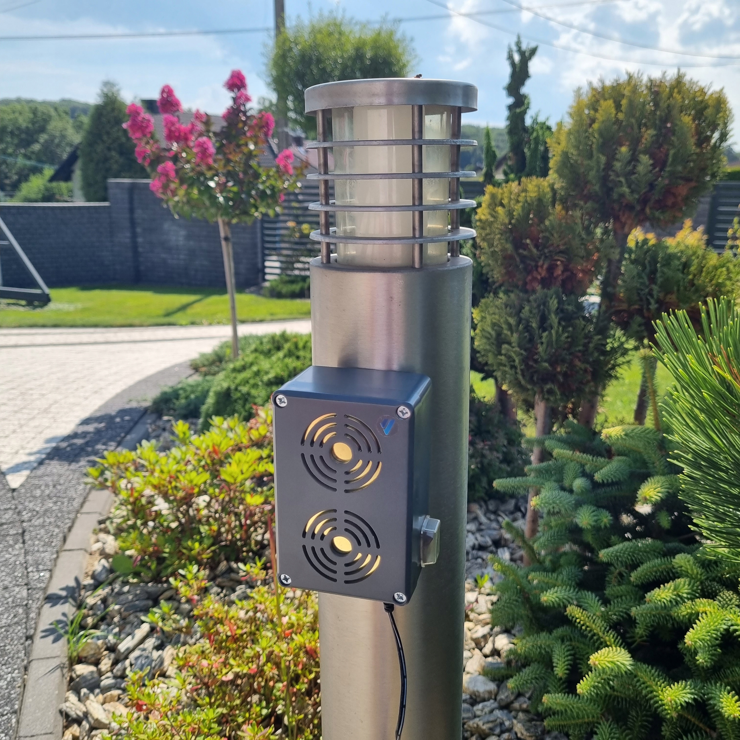 VIANO-Vertreiber montiert an Gartenlampe