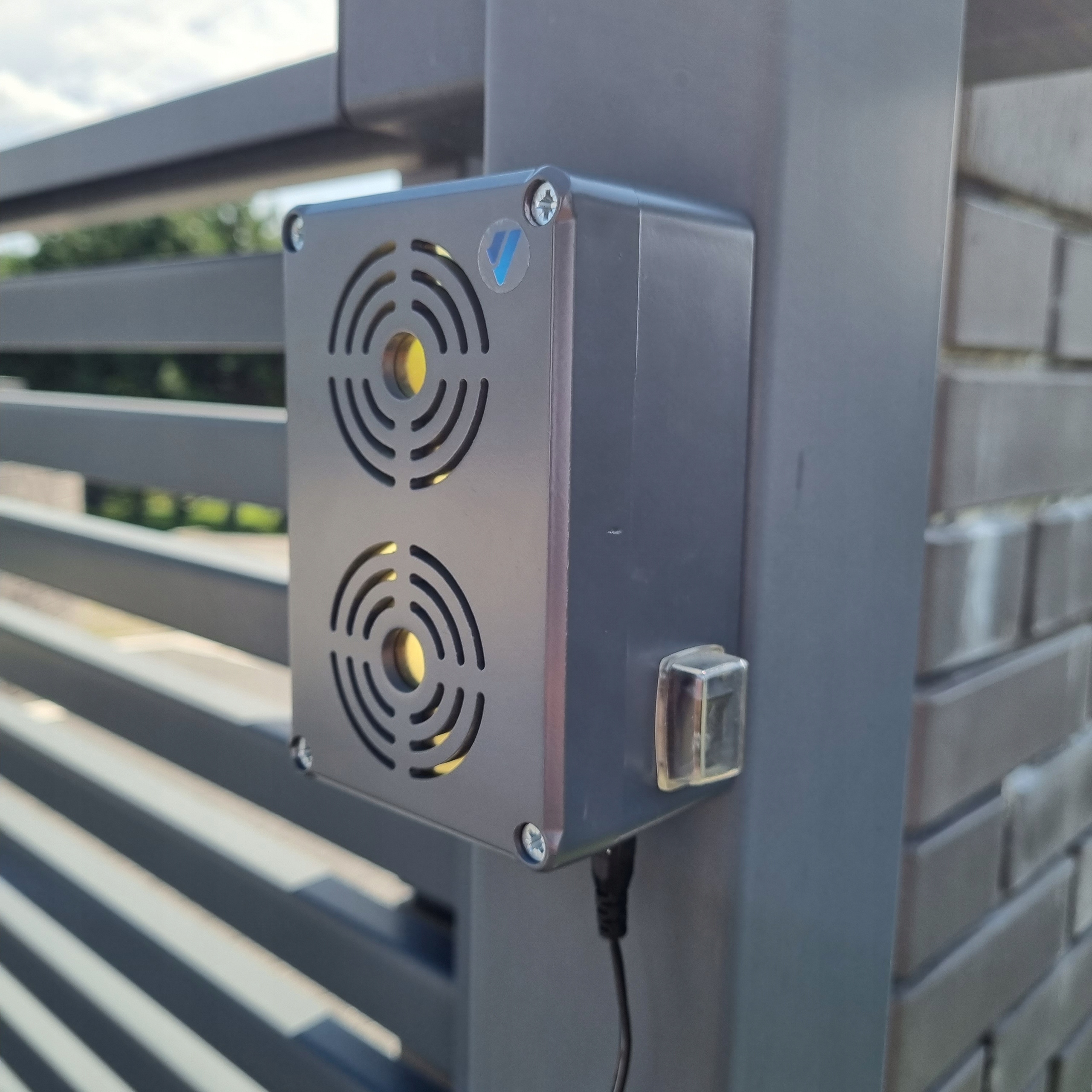 VIANO-Vertreiber montiert an Metallzaun