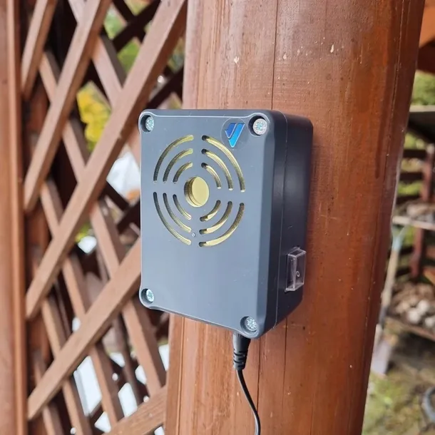 VIANO-Vertreiber an Holzkonstruktion montiert