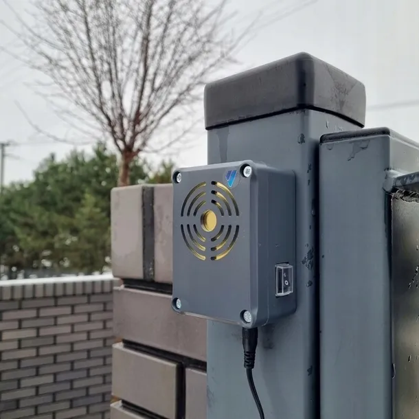 VIANO-Vertreiber mit Magnet an Metallpfosten montiert